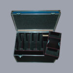 Koffer für technische Geräte mit eingebauten Abteilungswänden und Arretierungen aus Moosgummi